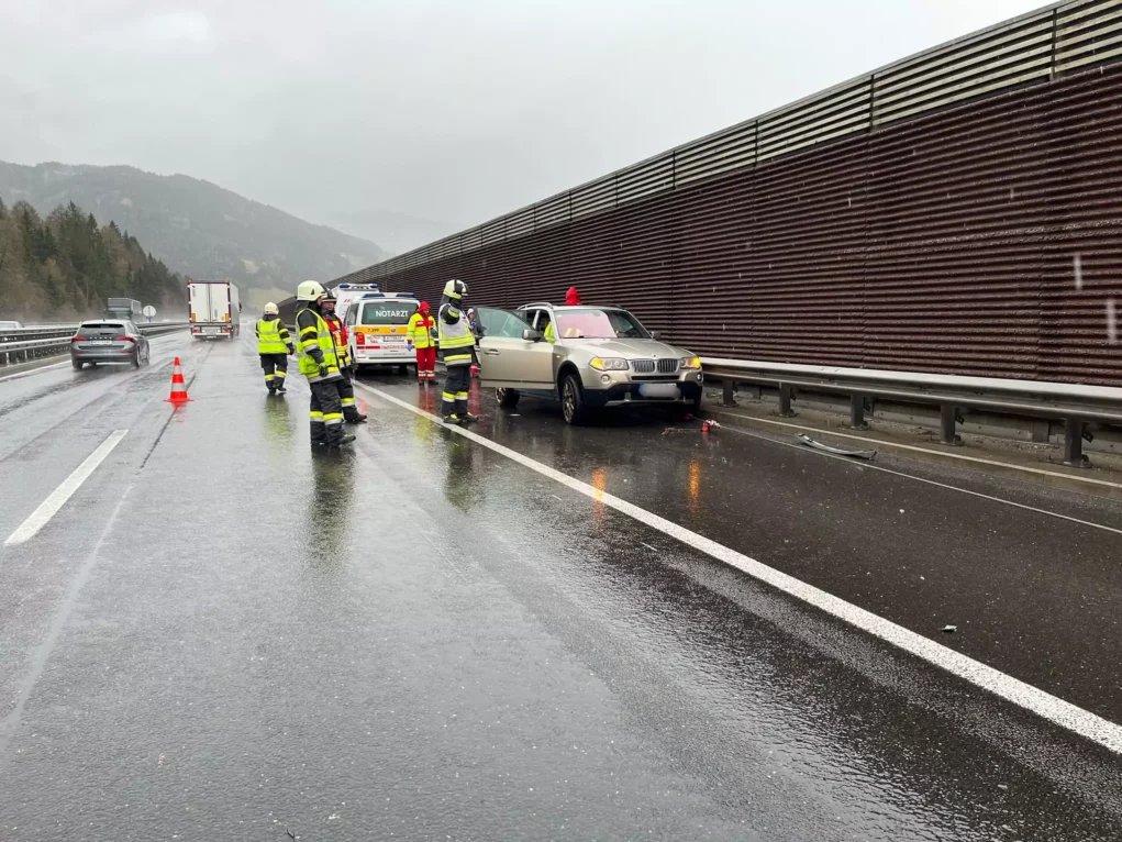 Foto in Beitrag von 5min.at: Zu sehen ist das verunfallte Auto, umringt von Einsatzkräften.