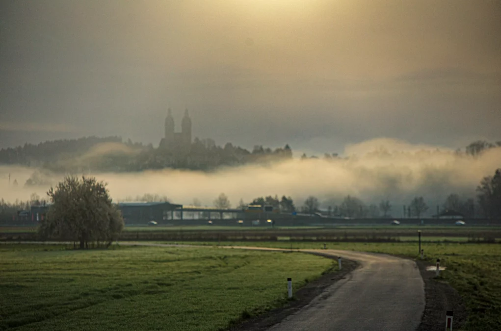 Bild auf 5min.at zeigt eine Landschaft in Nebel.