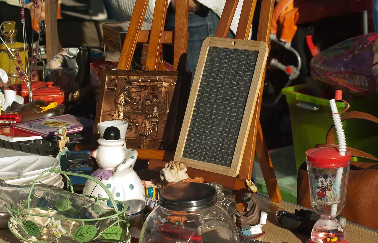 Ein Foto auf www.5min.at zeigt einen Flohmarkt.