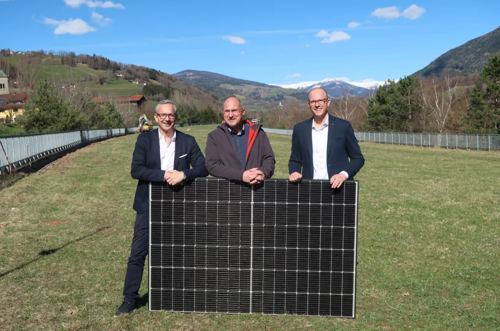 Ein Bild auf 5min.at zeigt ASFINAG-Geschäftsführer Alexander Walcher und Andreas Fromm mit Bürgermeister Arnold Prax.