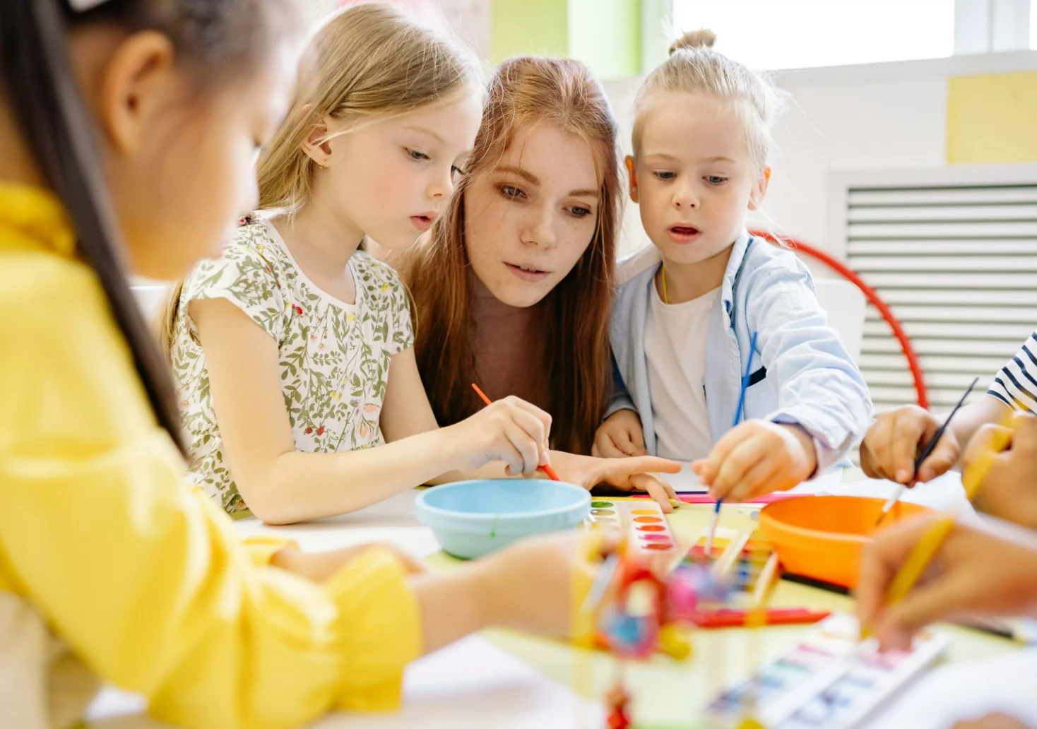 Symbolfoto auf 5min.at zeigt Kinder mit einer P&auml;dagogin.