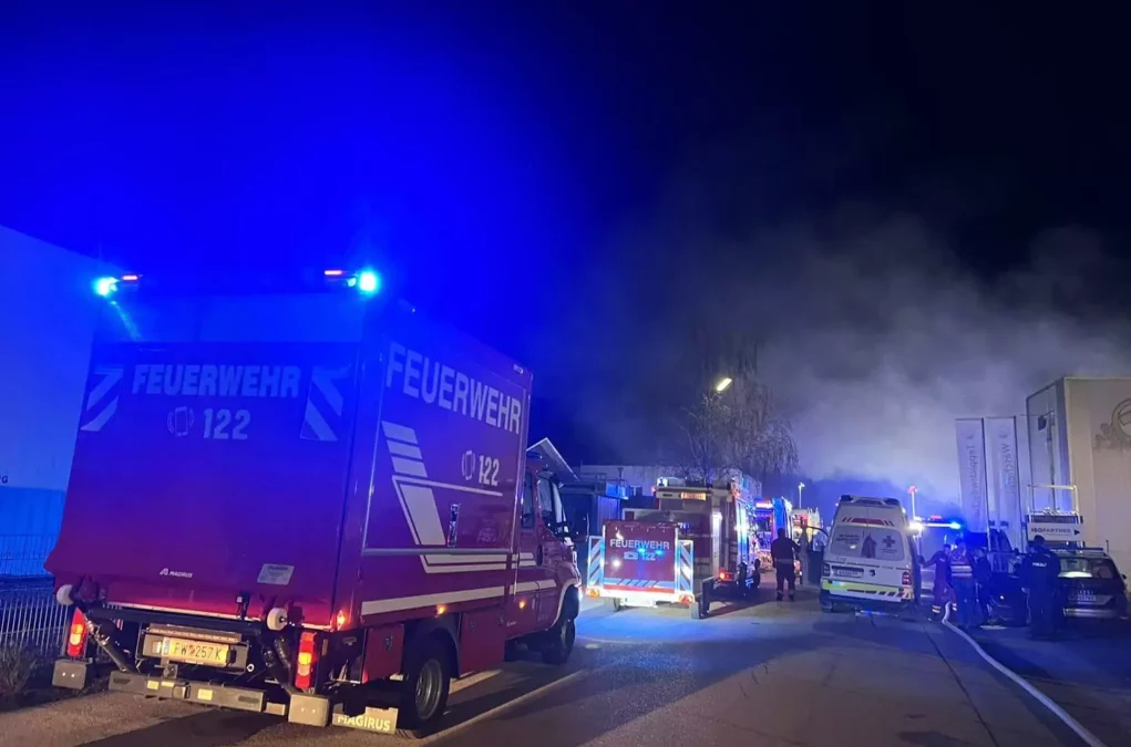 Klagenfurter Lagerhalle in Vollbrand: Einsatzkräfte vor Ort