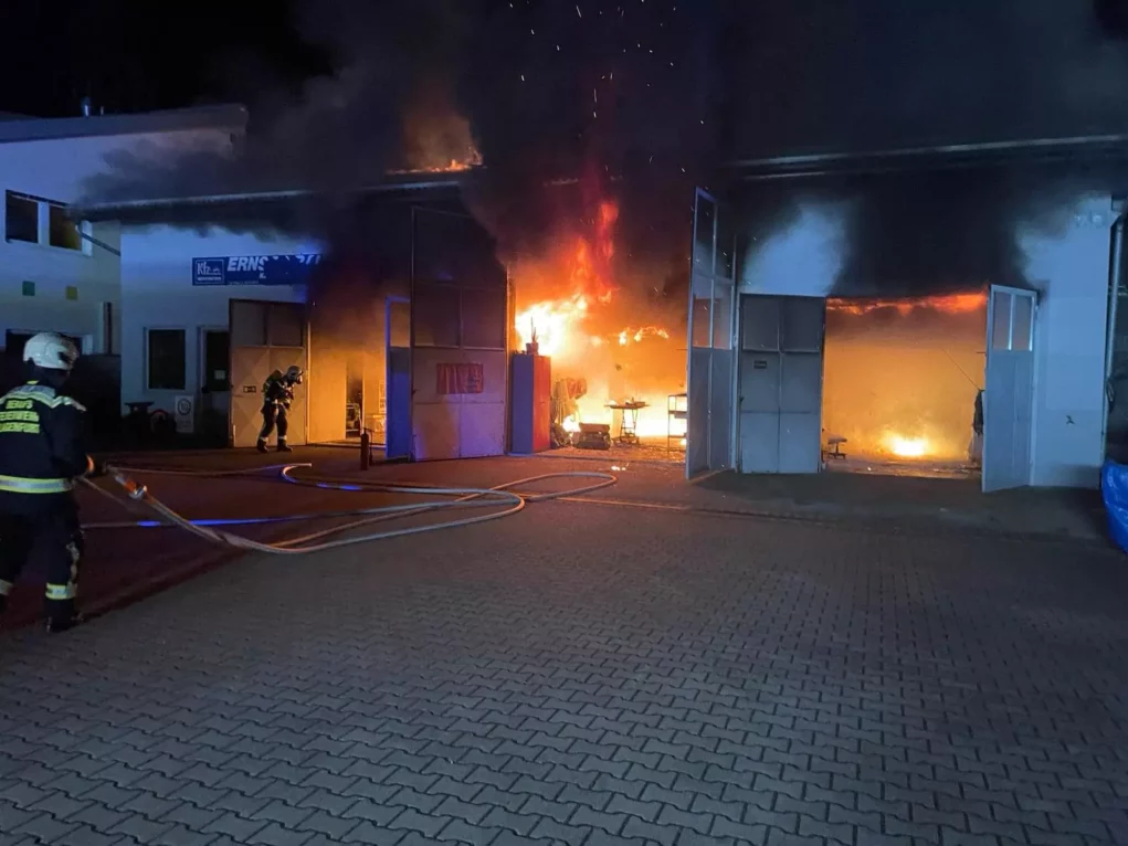 Klagenfurter Lagerhalle in Vollbrand: Einsatzkräfte vor Ort