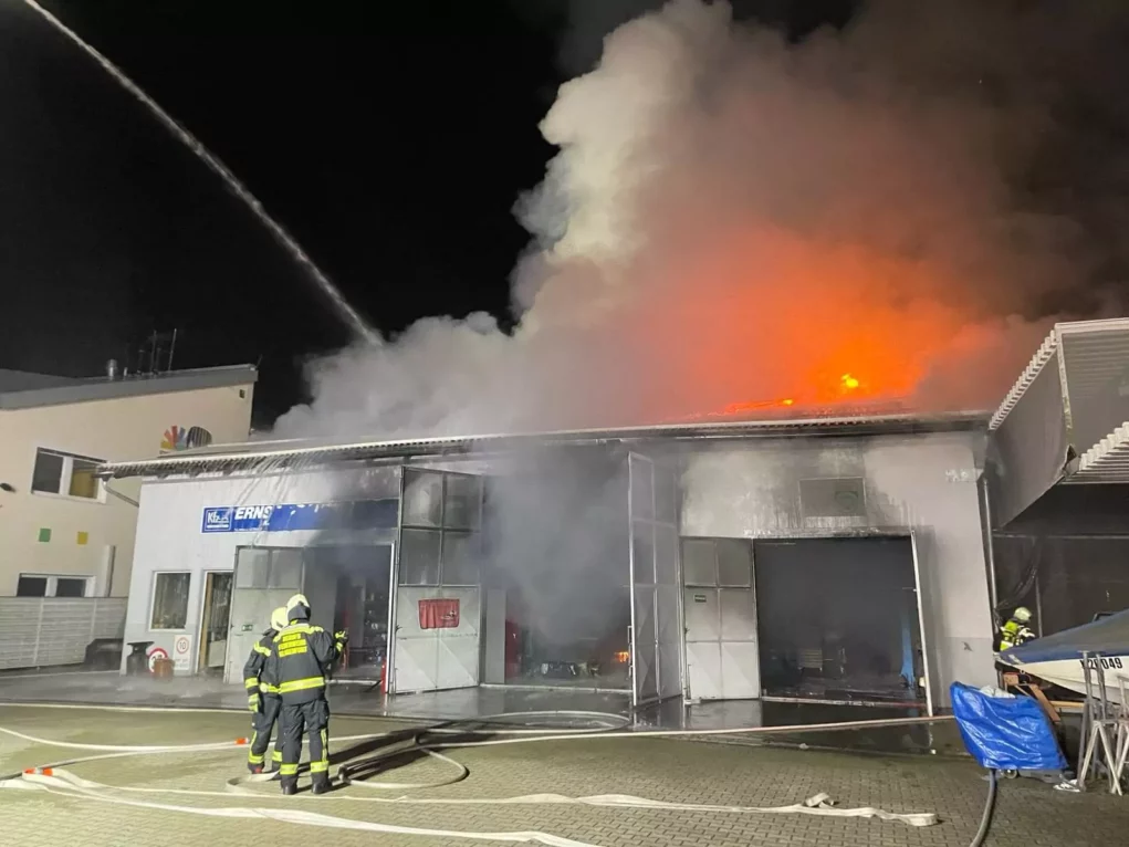 Klagenfurter Lagerhalle in Vollbrand: Einsatzkräfte vor Ort
