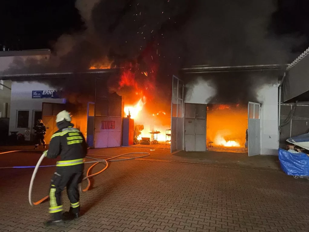 Klagenfurter Lagerhalle in Vollbrand: Einsatzkräfte vor Ort
