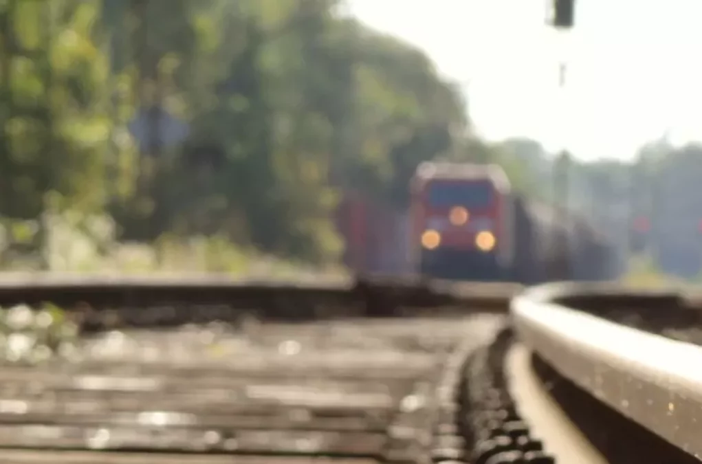 Das Bild auf 5min.at zeigt einen Zug in der Ferne.