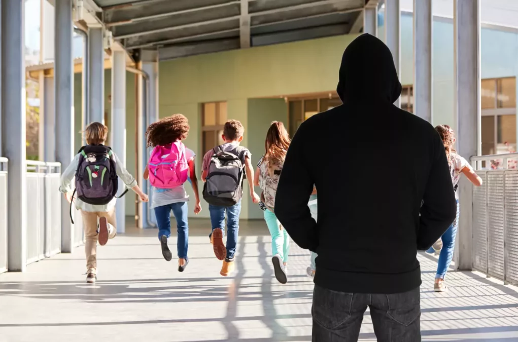 Skandal vor Schule: Mann befriedigt sich selbst – das erwartet ihn nun