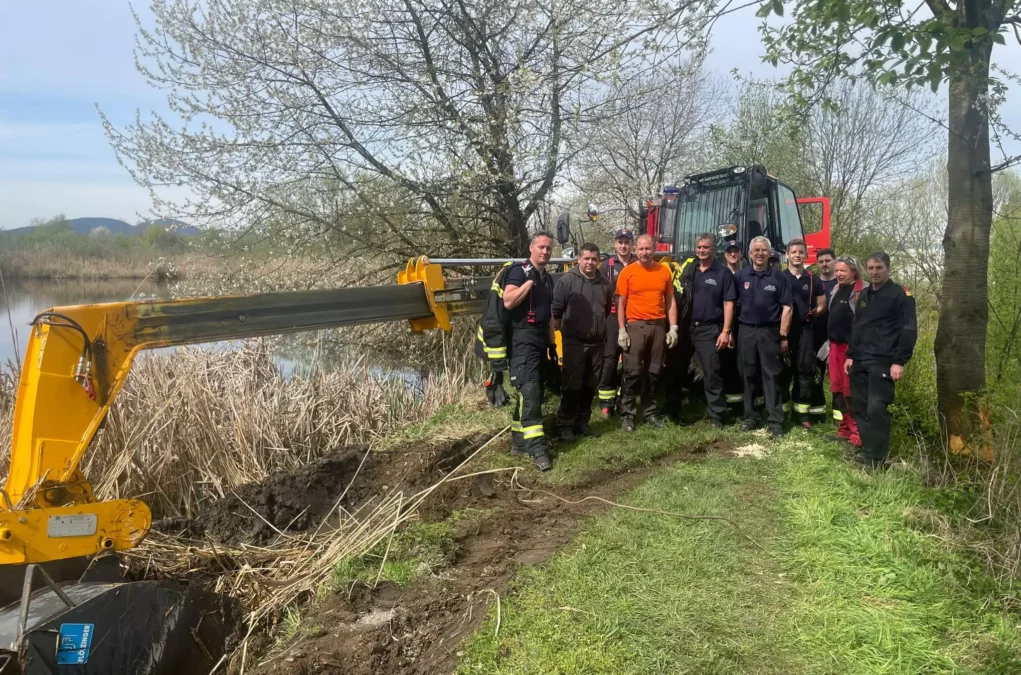 ein Foto auf 5min.at zeigt die Feuerwehr Klagenfurt bei der Bergung eines Teleskopadlers