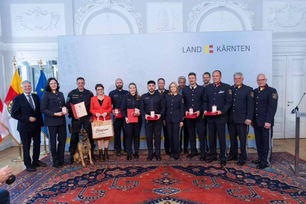 Ein Foto auf www.5min.at zeigt Peter Kais, Beate Prettner und Landtagspräsident Reinhard Rohr mit Lebensrettern der Polizei