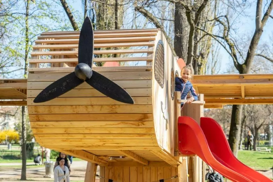 Inklusiver Spielspaß: Grazer Volksgarten hat ein neues Spielflugzeug