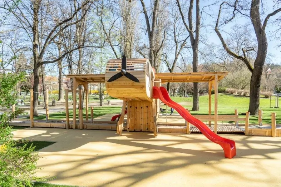 Inklusiver Spielspaß: Grazer Volksgarten hat ein neues Spielflugzeug