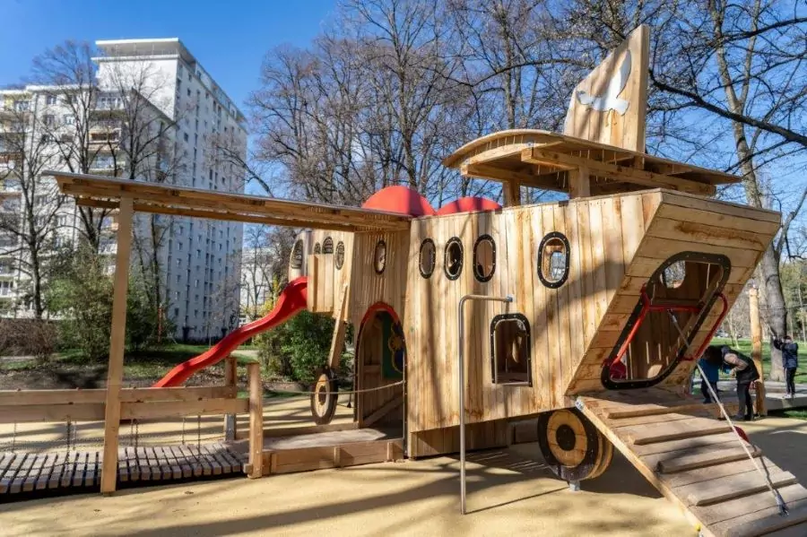 Inklusiver Spielspaß: Grazer Volksgarten hat ein neues Spielflugzeug