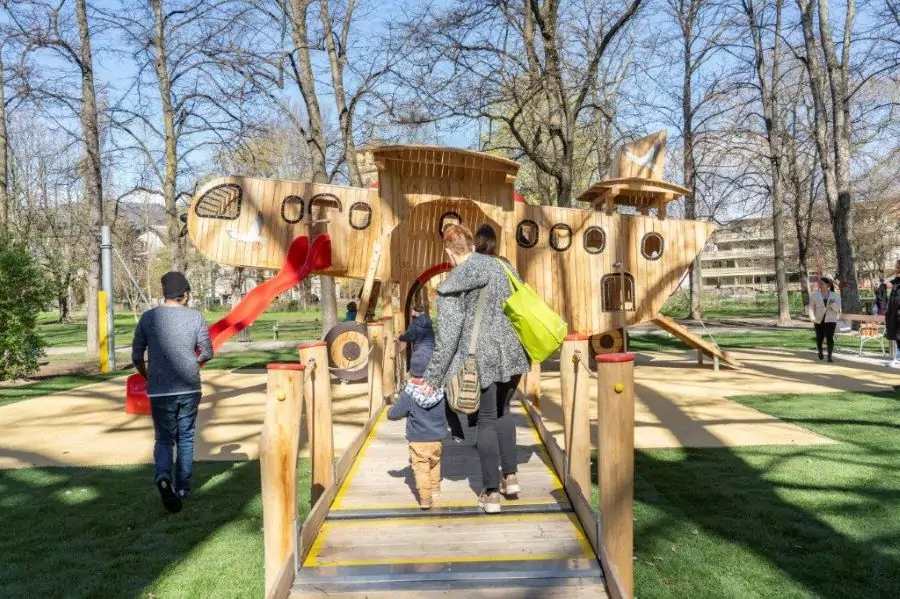 Inklusiver Spielspaß: Grazer Volksgarten hat ein neues Spielflugzeug