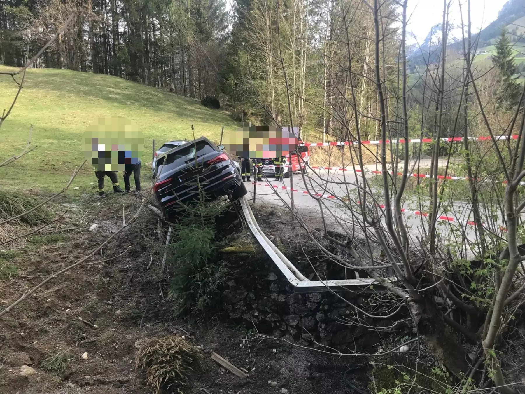 Auto krachte in Leitschiene: Vom Lenker fehlte jede Spur