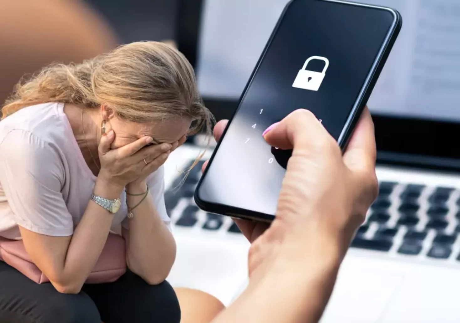 Ein Bild auf 5min.at zeigt eine verzweifelte Frau, die von einem Online-Betrug betroffen ist.