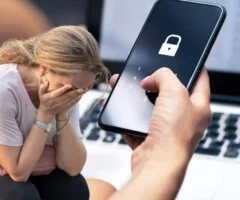 Ein Bild auf 5min.at zeigt eine verzweifelte Frau, die von einem Online-Betrug betroffen ist.