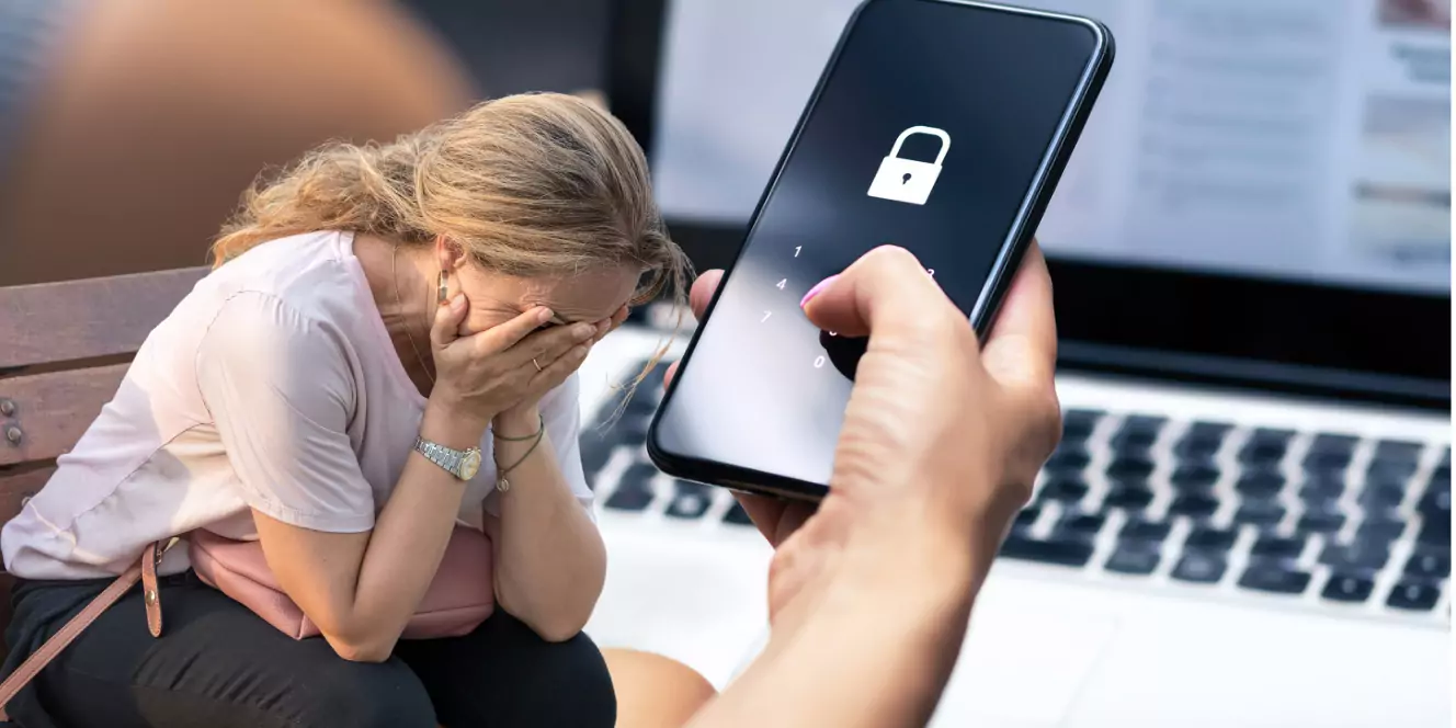 Ein Bild auf 5min.at zeigt eine verzweifelte Frau, die von einem Online-Betrug betroffen ist.