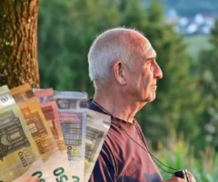 Foto in Beitrag von 5min.at: Zu sehen ist ein Pensionist und im Vordergrund in der linken unteren Ecke Geld.