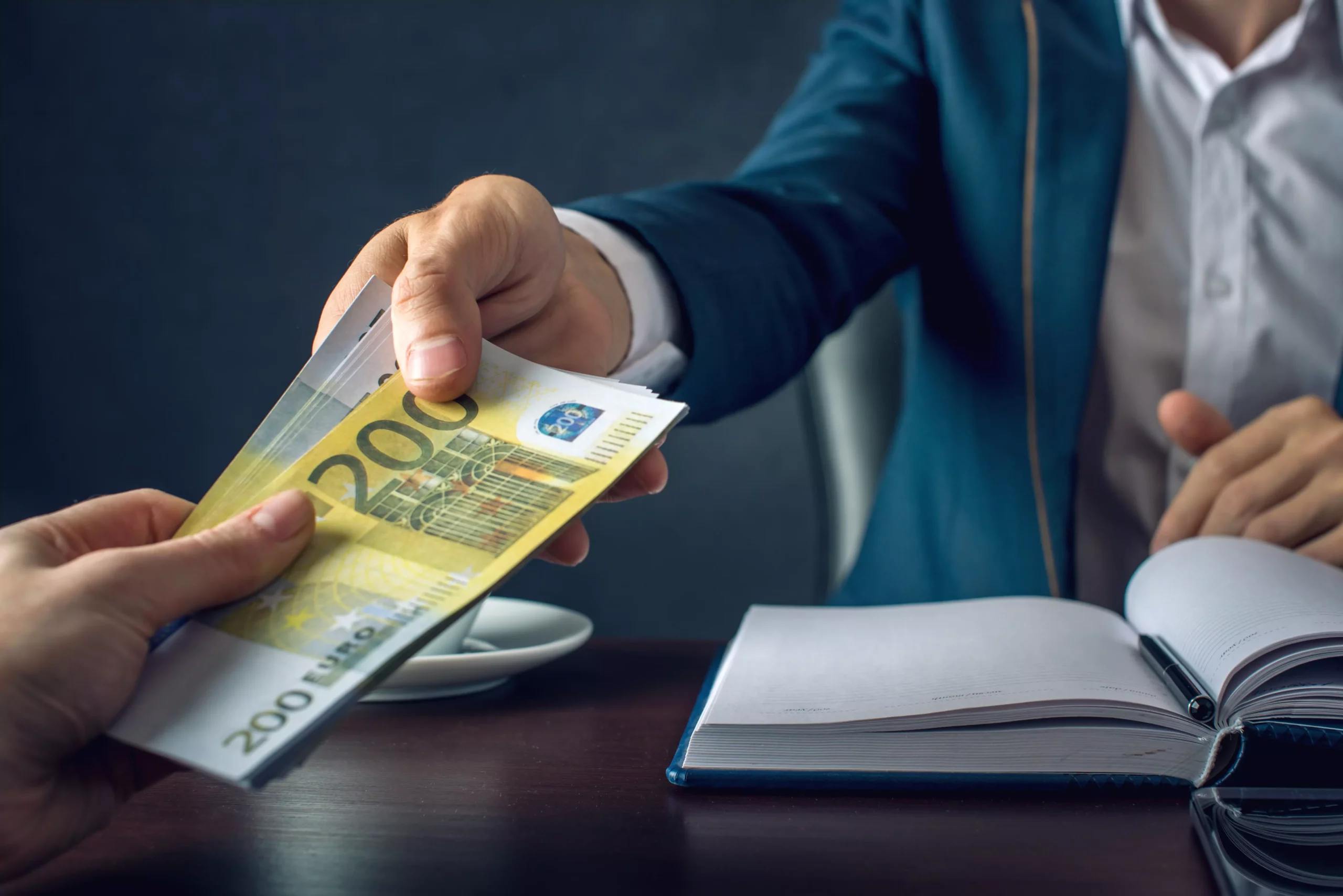 Foto auf www.5min.at zeigt eine Bankbetreuung.