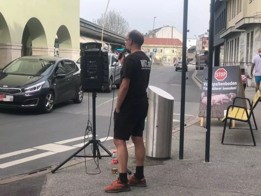 Ein Bild auf 5min.at zeigt die VGT-Protestaktion am Nikolaiplatz