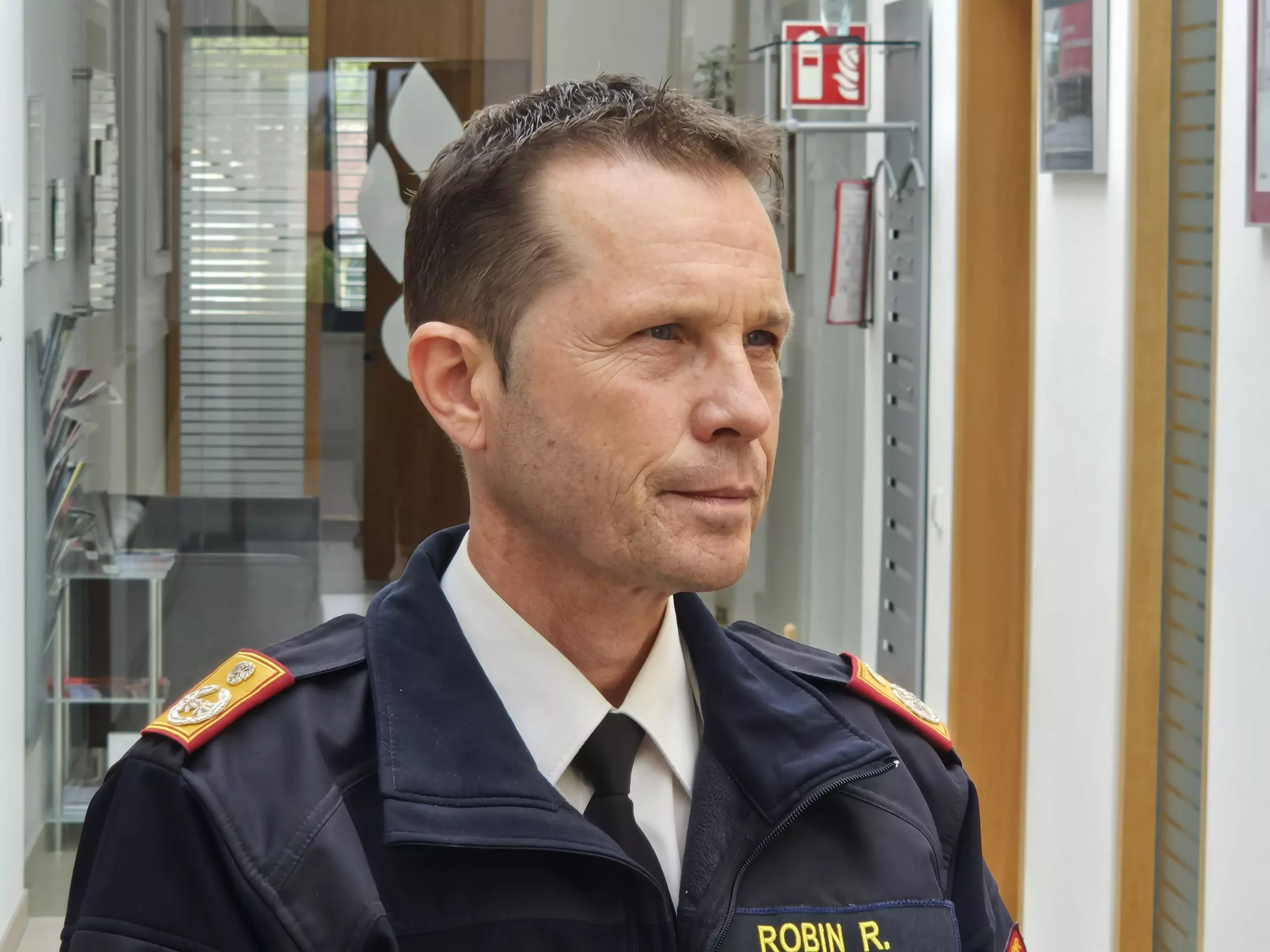 Ein Bild auf 5min.at zeigt Landesfeuerwehrkommandant Rudolf Robin.