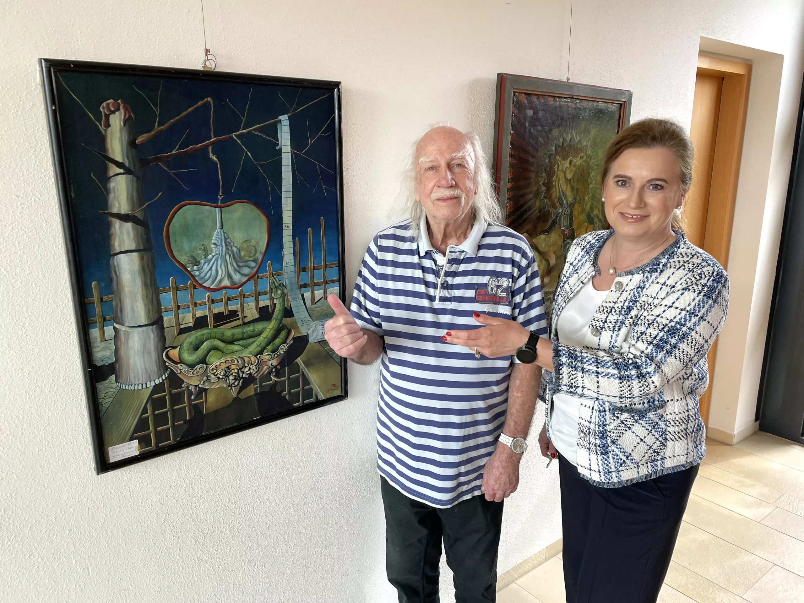 Ein Bild auf 5min.at zeigt die Bürgermeisterin Doris Liposchek mit dem Künstler Gunter Sklenofsky in der „Galerie Wernberg“