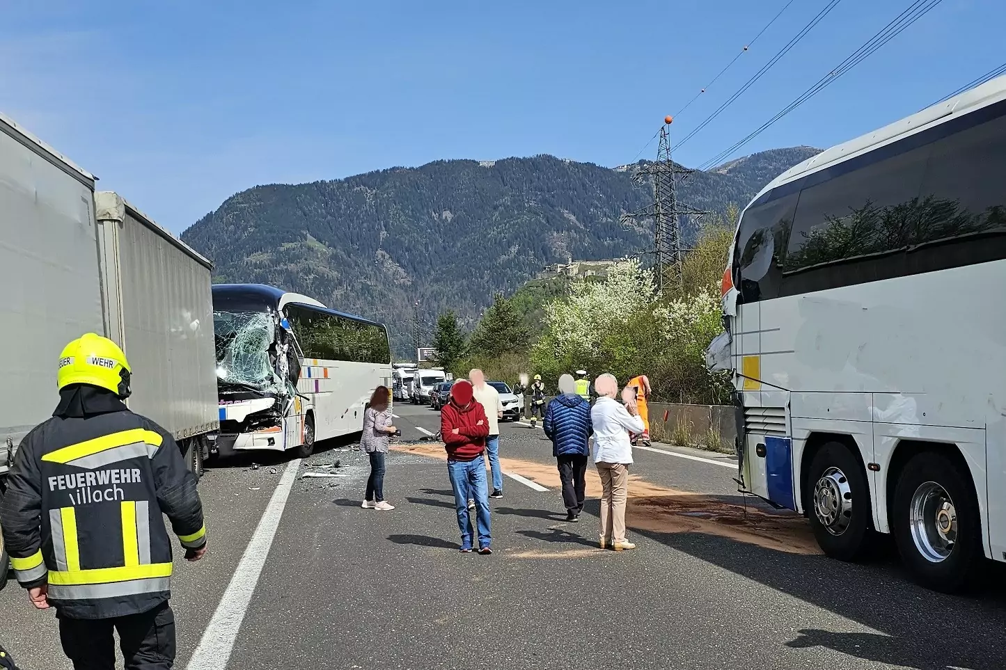 Ein Bild auf 5min.at zeigt den Reisebusunfall auf der A2.