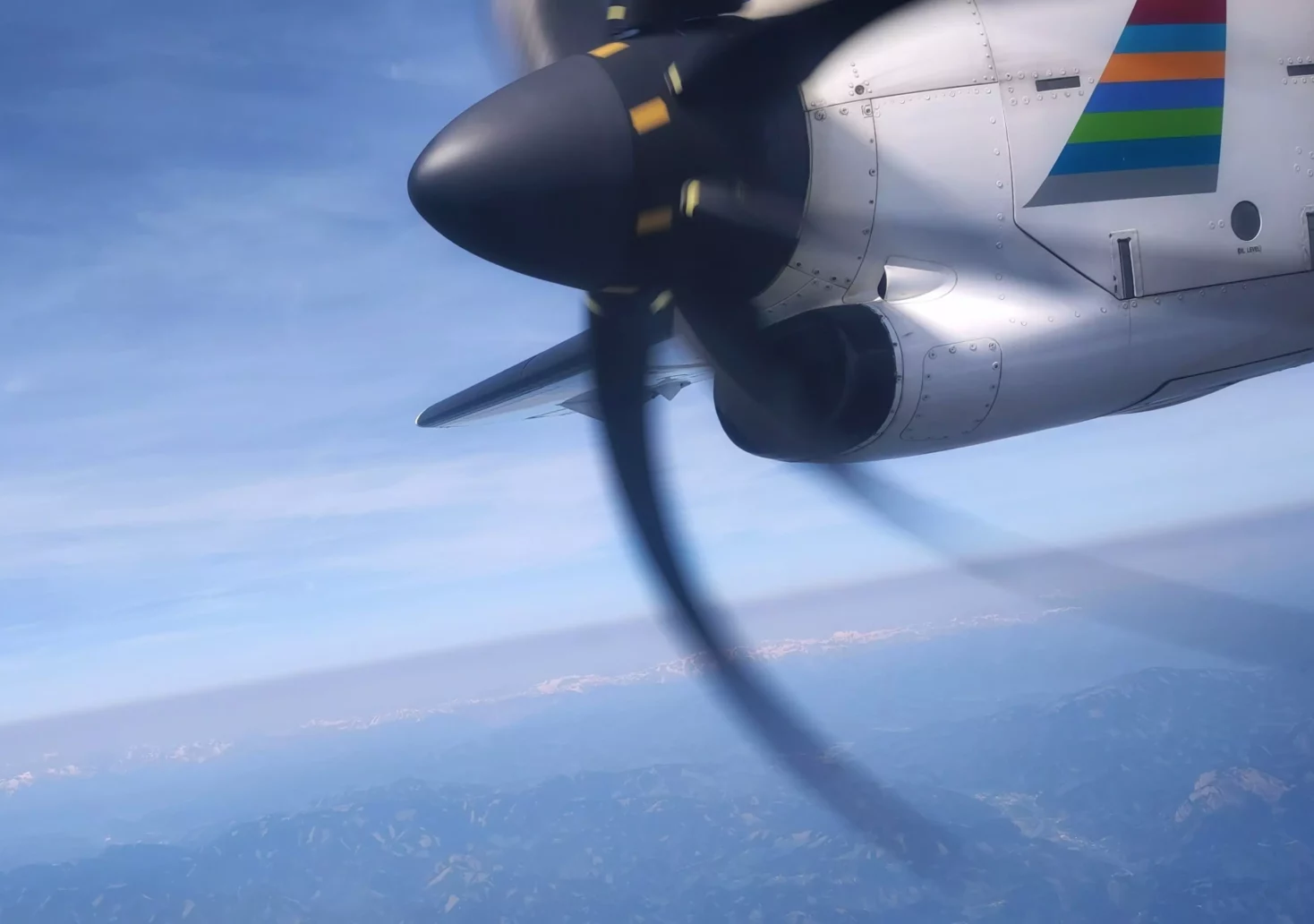 Ein Bild zeigt den Antrieb eines Flugzeugs.