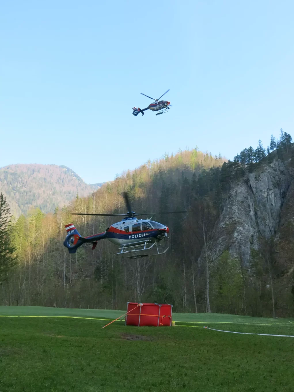 Foto auf 5min.at zeigt eine Polizeihubschrauber