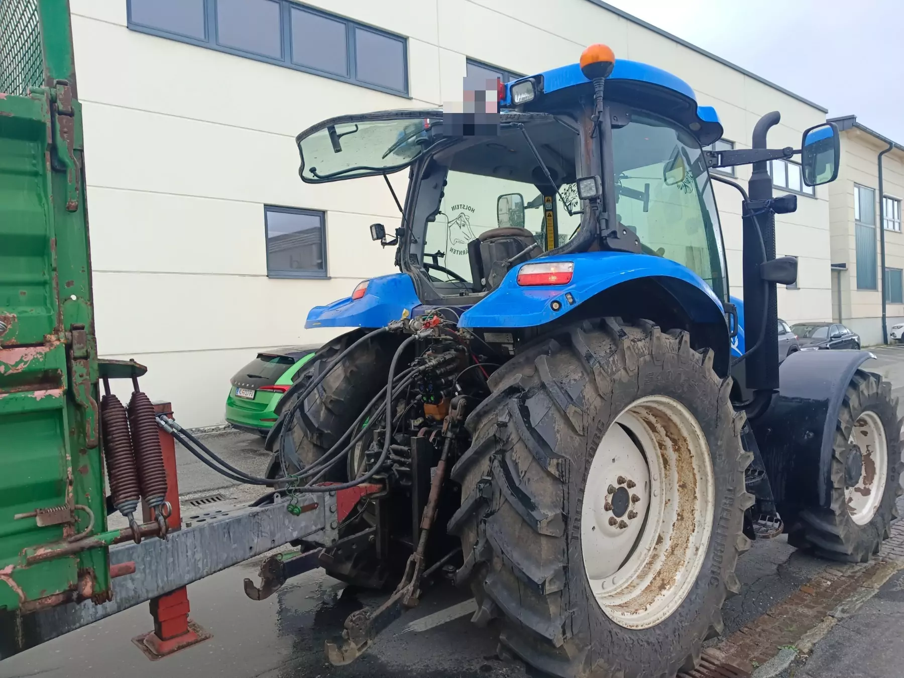 Foto in Beitrag von 5min.at: Zu sehen ist ein blauer Traktor in der STadt.