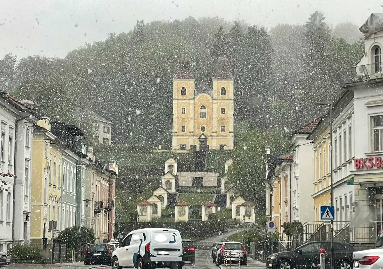 Foto auf 5min.at zeigt den Schneefall in Klagenfurt am Kreuzbergl.