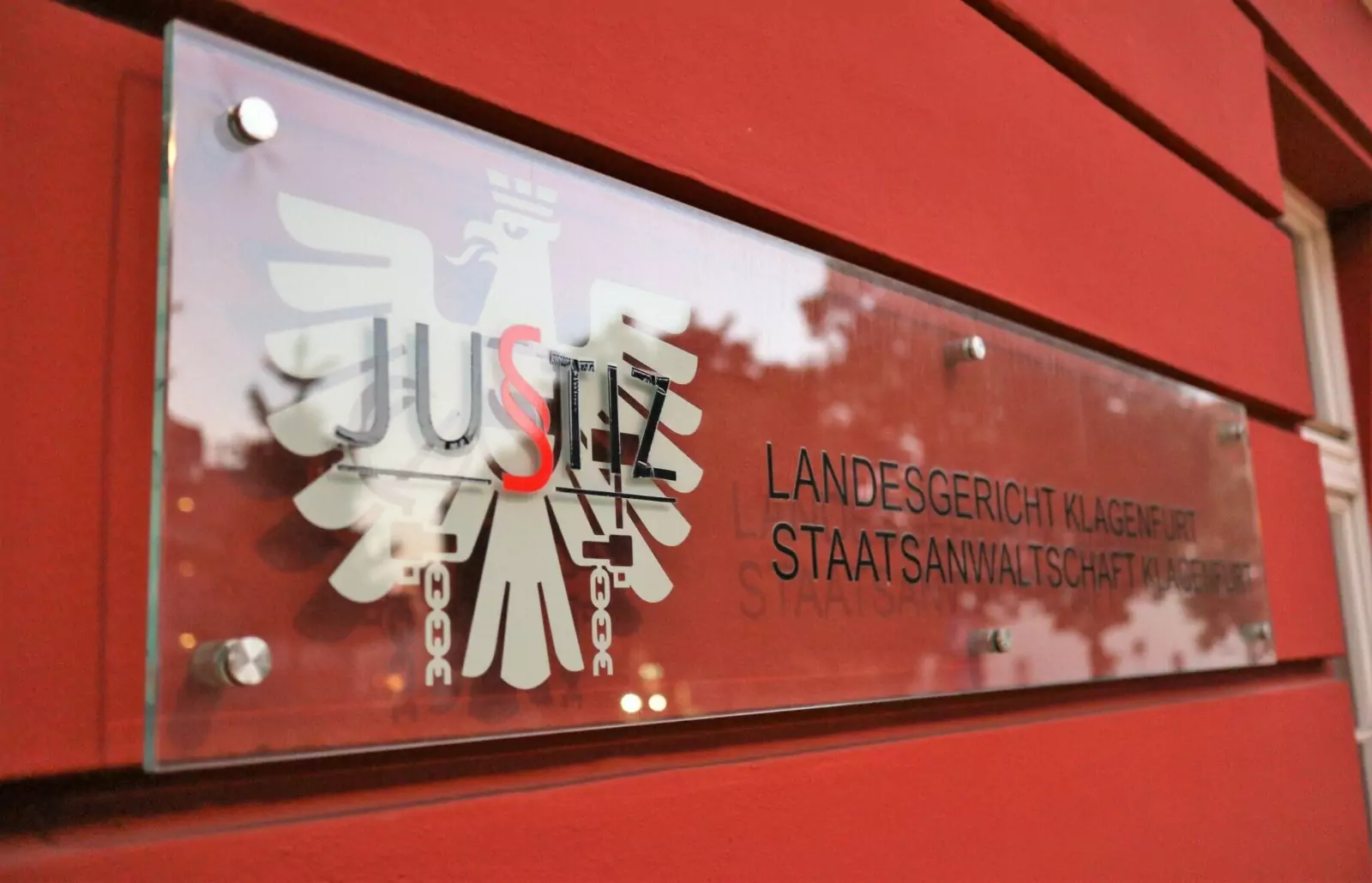 Bild auf 5min.at zeigt das Schild "Landesgericht Klagenfurt".