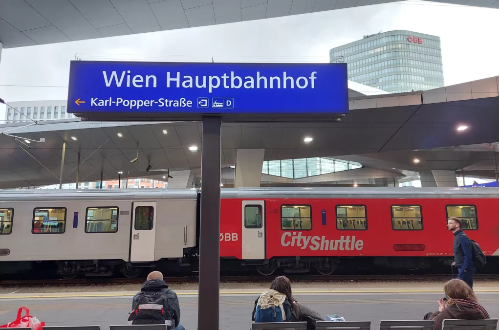 Foto auf 5min.at zeigt einen Zug am Hauptbahnhof in Wien.