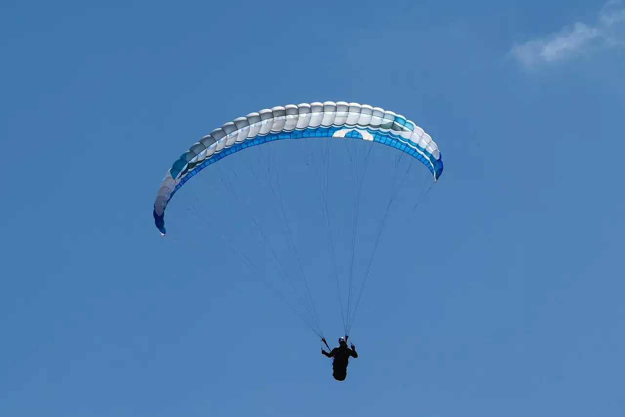 Auf dem Foto von www.5min.at sieht man einen Paragleiter.