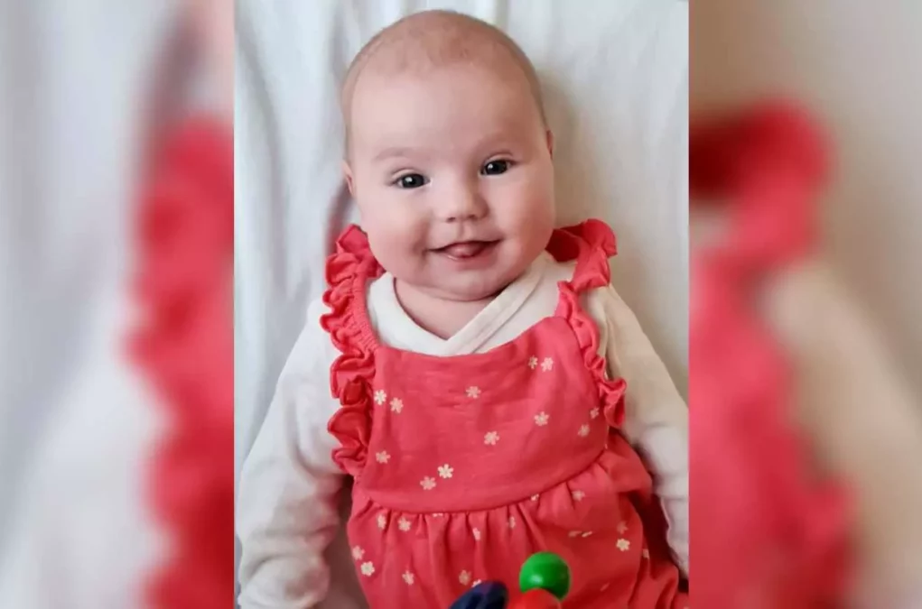 Foto in Beitrag von 5min.at: Zu sehen ist Baby Gloria, wie sie auf einem Bett liegt.