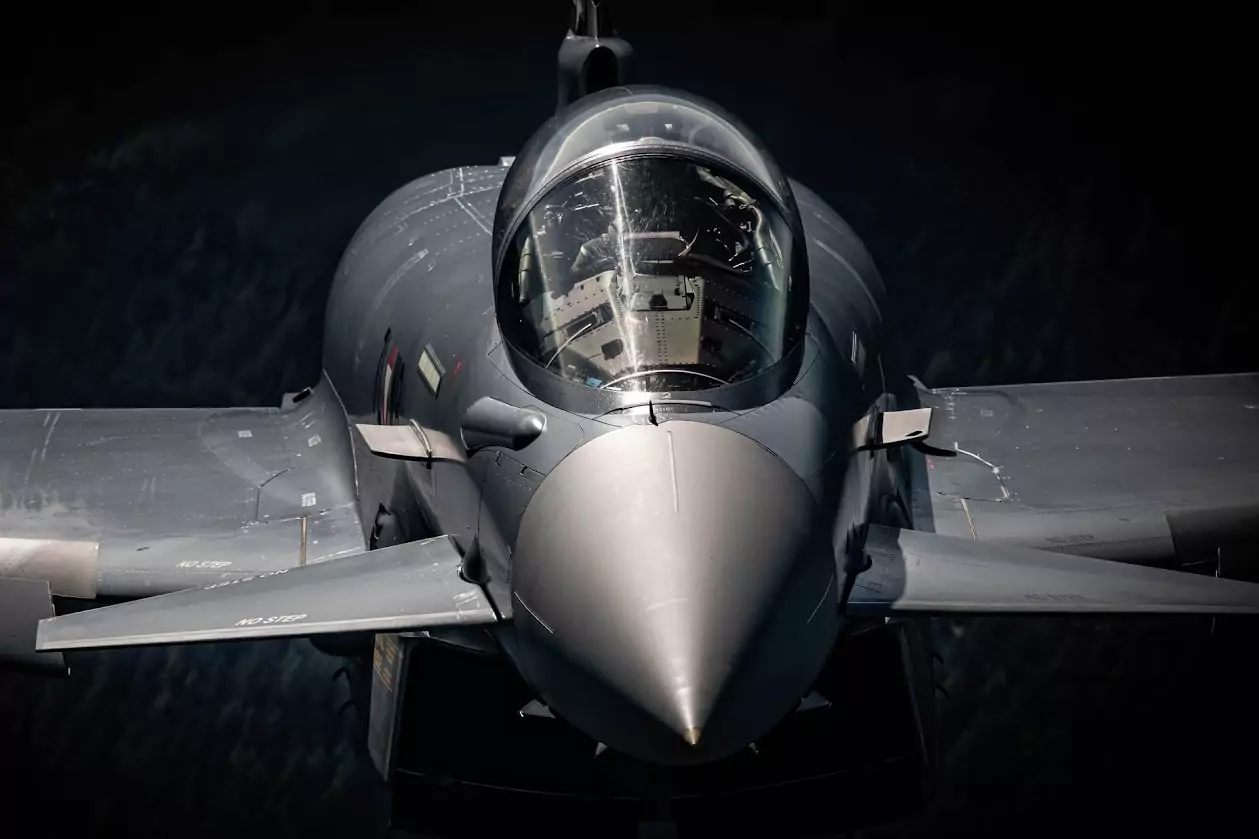 Foto in Beitrag von 5min.at: Zu sehen ist ein Eurofighter bei Nacht.