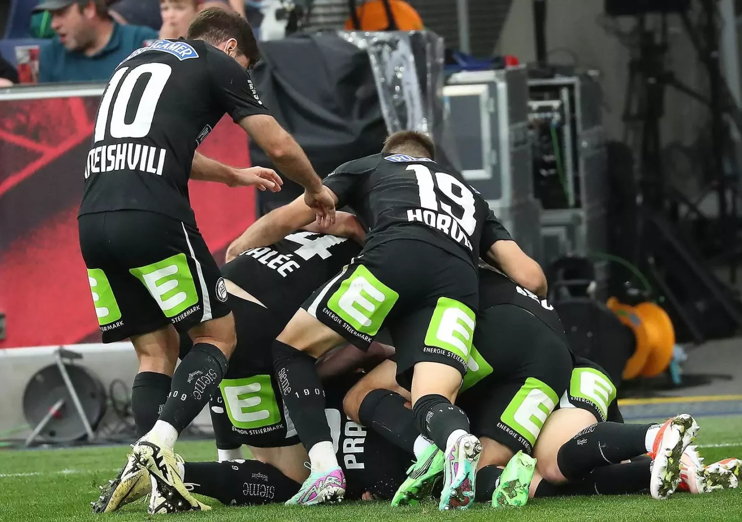 Foto auf 5min.at zeigt den SK Sturm Graz jubeln.