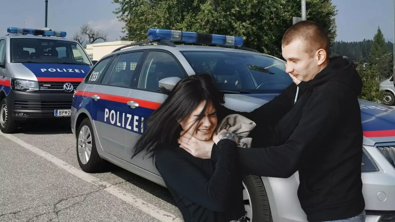 Bild auf 5min.at zeigt im Hintergrund Polizeiautos und im Vordergrund einen Mann, der eine Frau würgt.