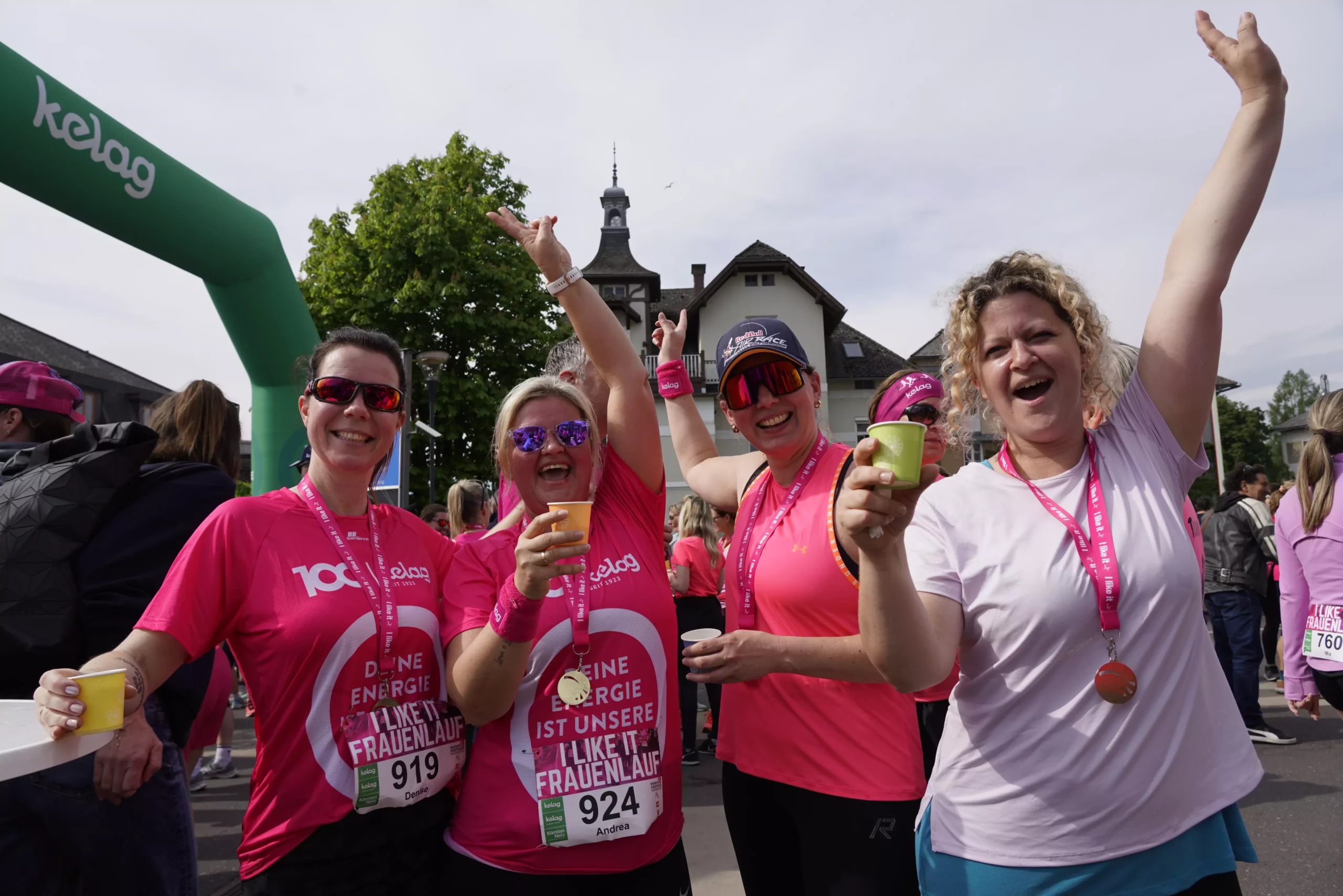 Ein Bild auf 5min.at zeigt Teilnehmerinnen des I like it Frauenlaufes in Velden am Wörthersee.