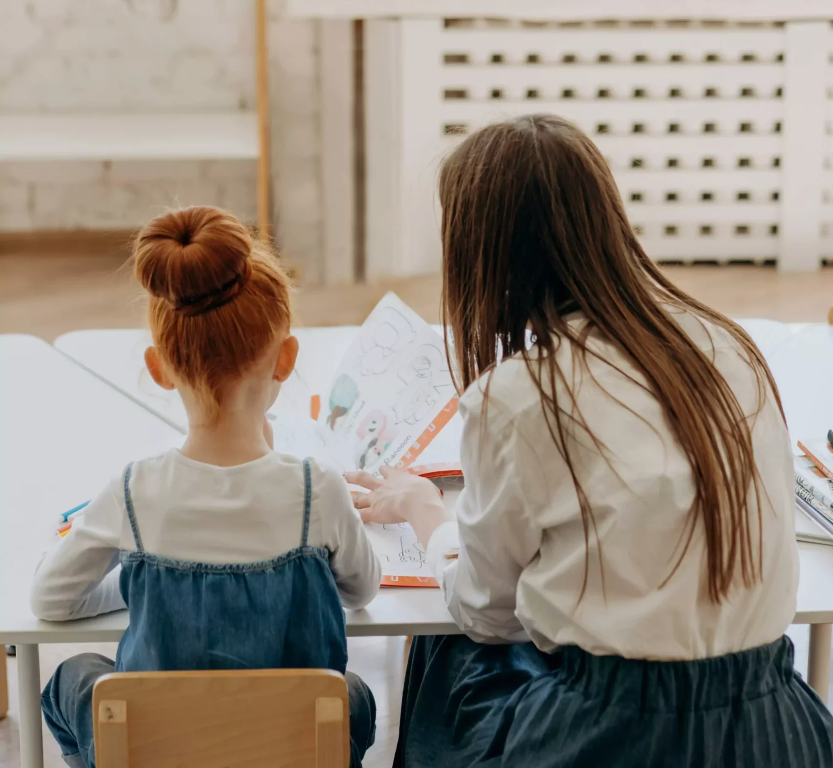 Bild auf 5min.at zeigt eine Schülerin mit ihrer Lehrerin