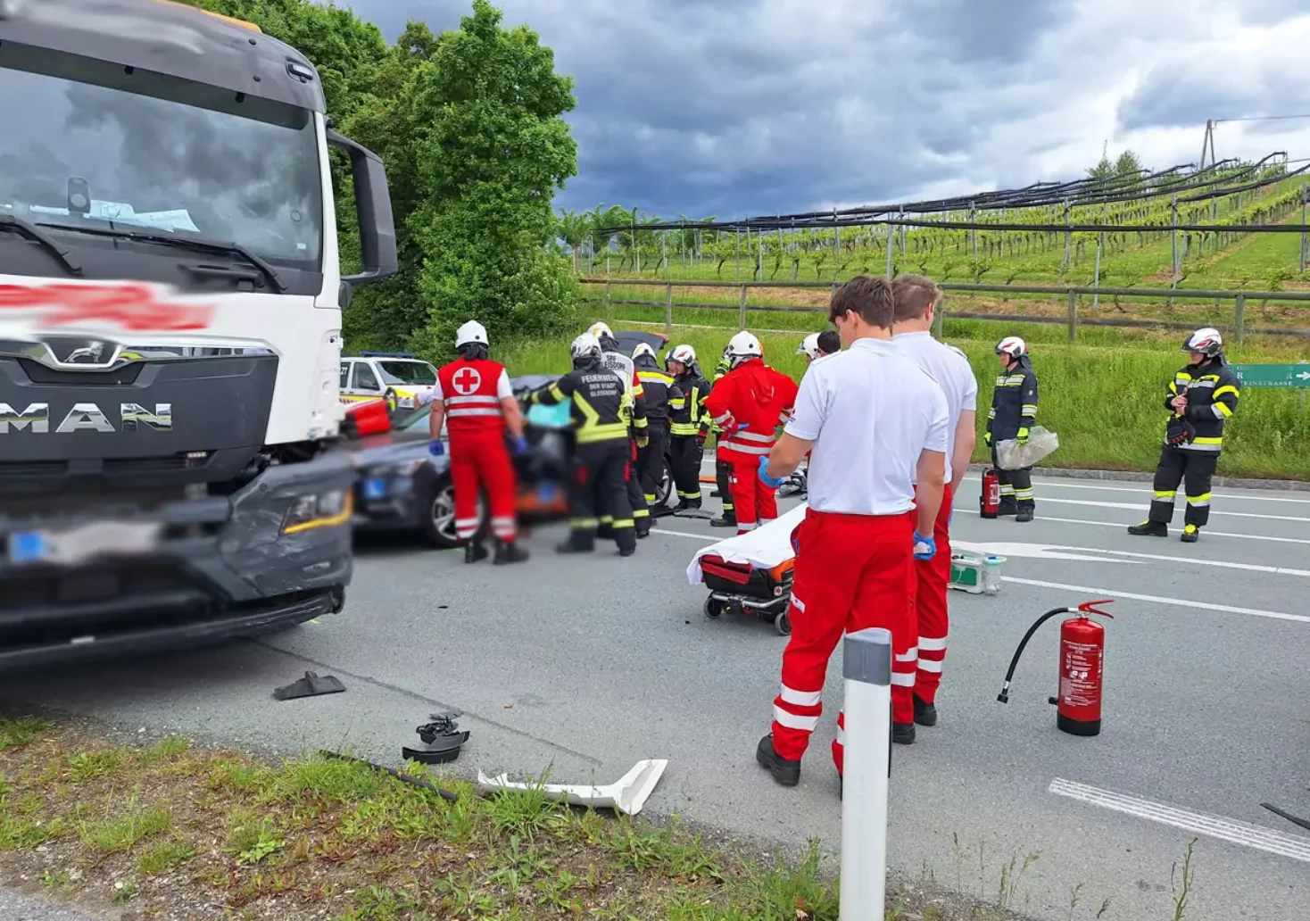 Feuerwehr und Notarzt befreien Fahrschülerin aus eingeklemmtem Auto.