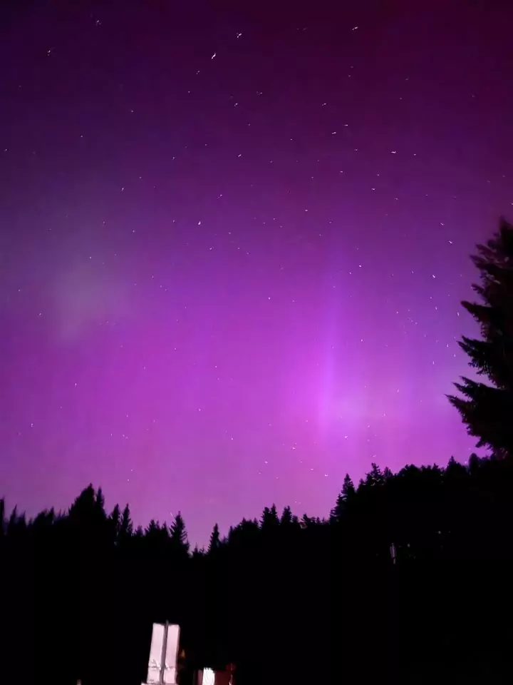 Das Bild auf 5min.at zeigt Polarlichter über Tirol