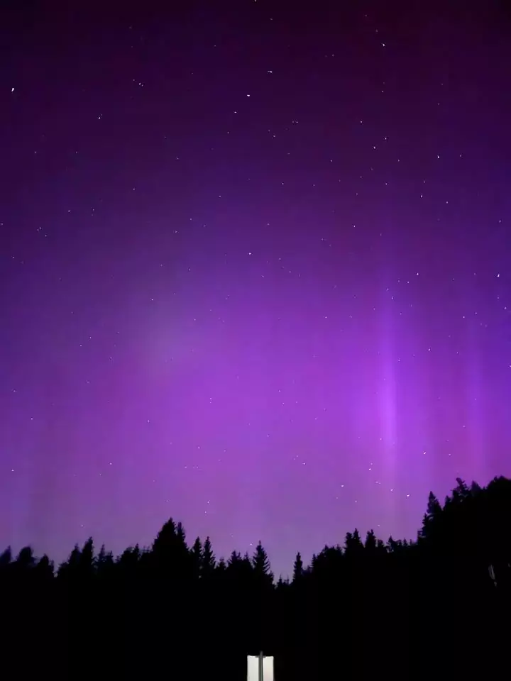 Das Bild auf 5min.at zeigt Polarlichter über Tirol