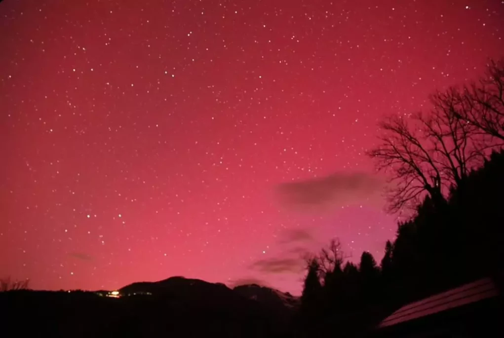 Das Bild auf 5min.at zeigt Polarlichter über Greifenburg