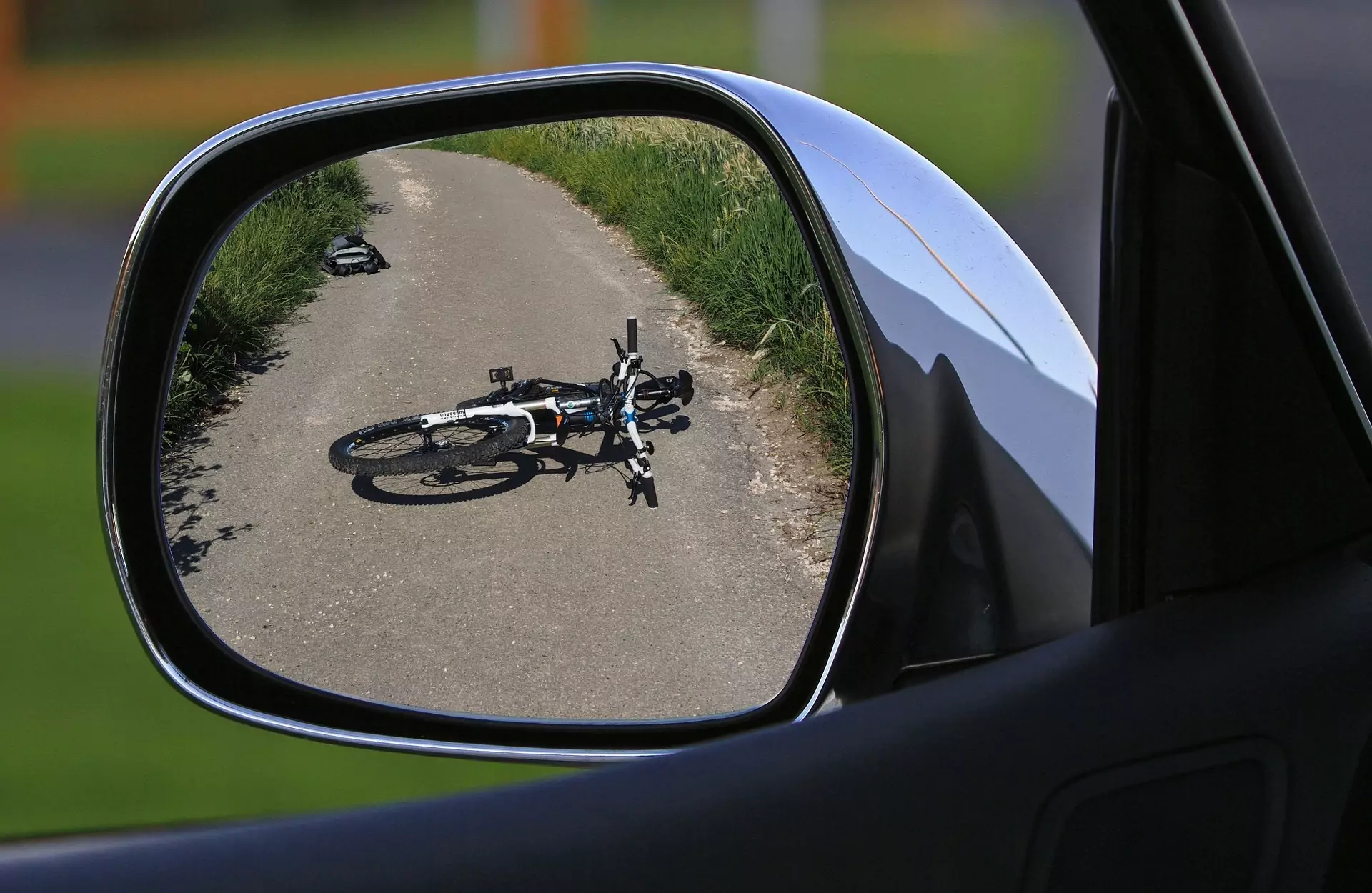 Das Foto auf 5min.at zeigt ein Rad im Rückspiegel eines Autos.