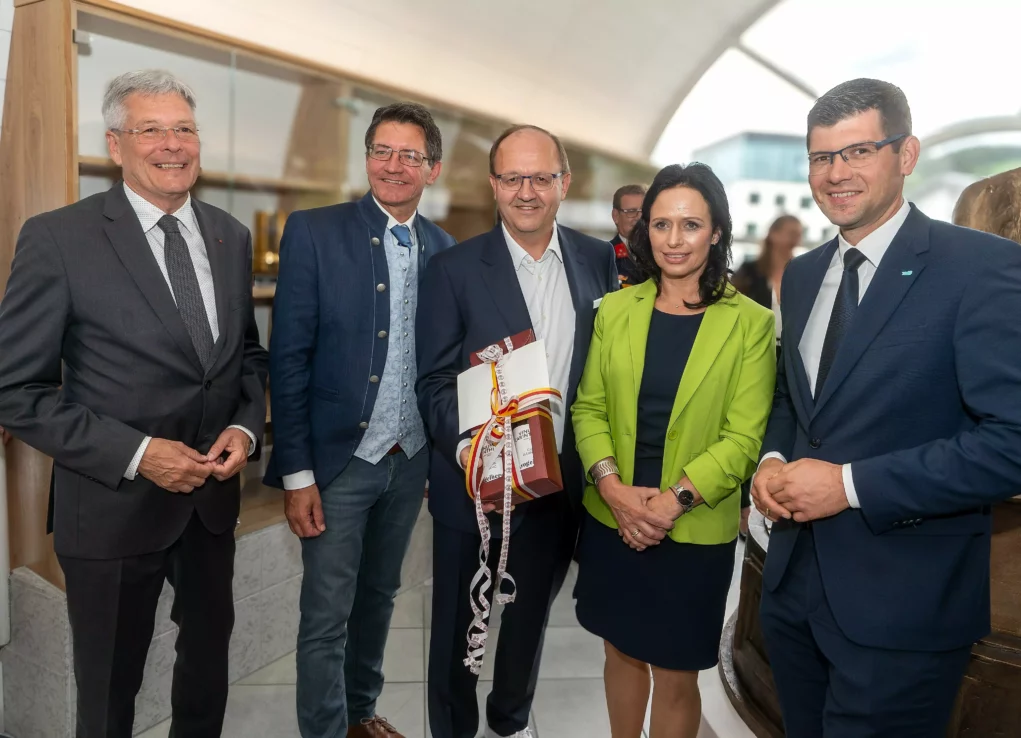 Ein Bild auf 5min.at zeigt eine Gruppe Menschen, darunter Landeshauptmann Peter Kaiser, Kärntnermilch-Geschäftsführer Helmut Petschar Landeshauptmann-Stellvertreter Martin Gruber.