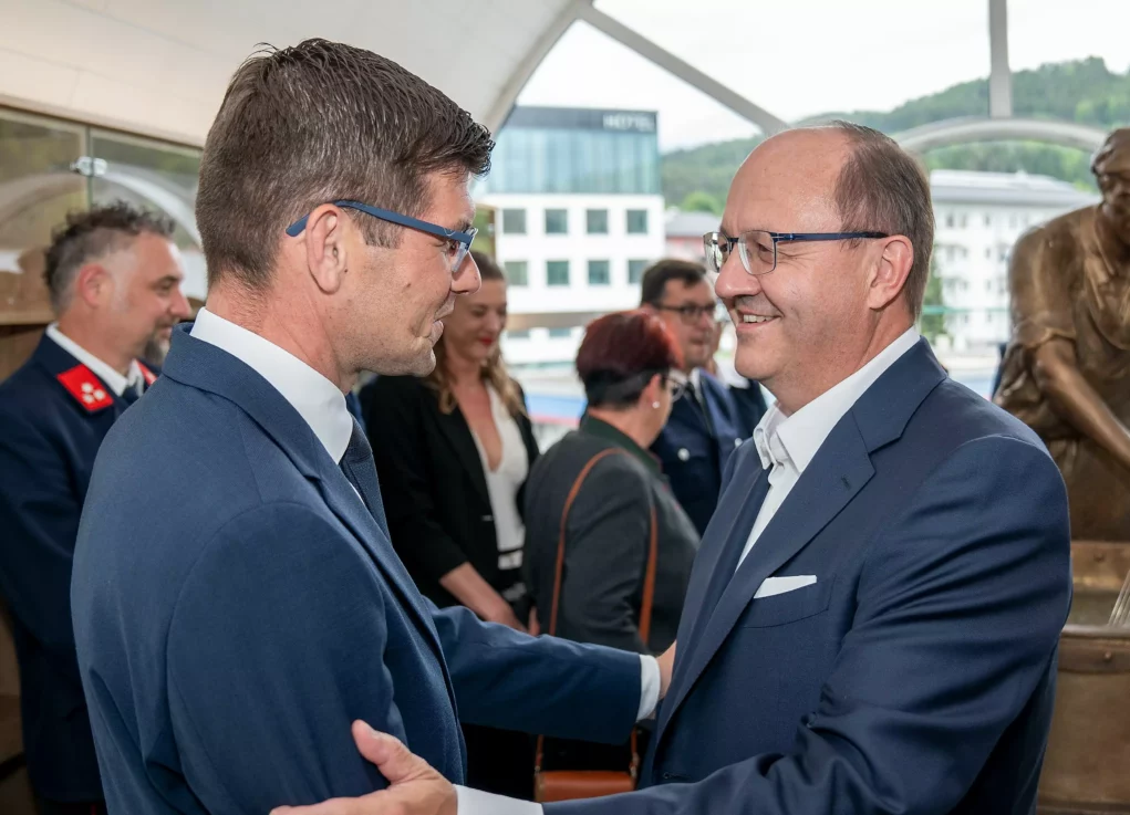 Ein Bild auf 5min.at zeigt Landeshauptmann-Stellvertreter Martin Gruber und Kärntnermilch-Geschäftsführer Helmut Petschar.