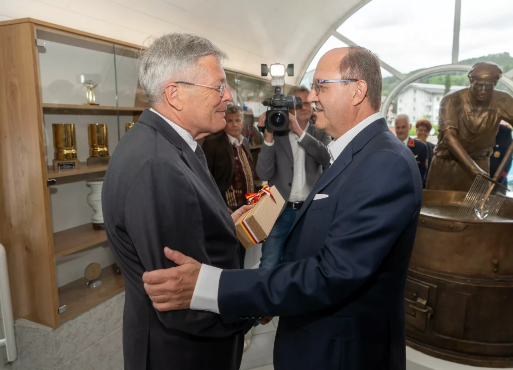 Ein Bild auf 5min.at zeigt Landeshauptmann Peter Kaiser und Kärntnermilch-Geschäftsführer Helmut Petschar.