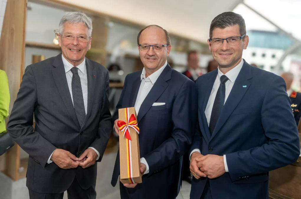 Ein Bild auf 5min.at zeigt Landeshauptmann Peter Kaiser, Kärntnermilch-Geschäftsführer Helmut Petschar und Landeshauptmann-Stellvertreter Martin Gruber.