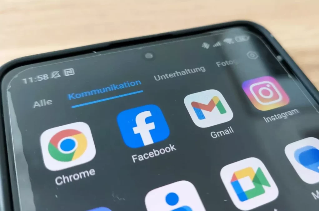 Ein Bild auf 5min.at zeigt das Facebooksymbol auf einem Handy.